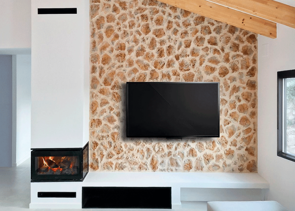 Pared interior con paneles de imitación piedra en tonos castaños