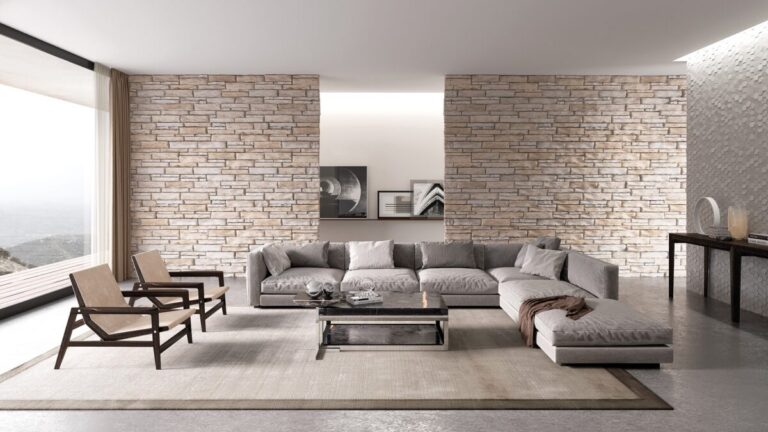 Sala de estar contemporánea con paredes revestidas en cerámica efecto ladrillo beige claro, sofá gris y sillas de madera. El acabado mate del revestimiento crea un ambiente cálido y texturizado en todo el espacio.
