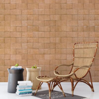 Espacio interior con pared revestida de baldosas porcelánicas imitación madera en tonos cálidos y beige. Mobiliario de ratán y accesorios decorativos complementan el ambiente rústico-contemporáneo.