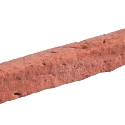Pieza alargada de aplacado imitación ladrillo rojo con textura rugosa y tonos cálidos irregulares, superficie mate con pequeñas variaciones de color que recrean la apariencia de ladrillo artesanal.