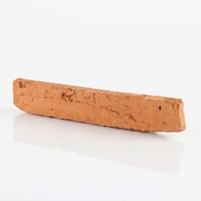 Pieza rectangular de barro cocido con tonalidad cálida destonificada y textura rústica irregular en superficie mate.