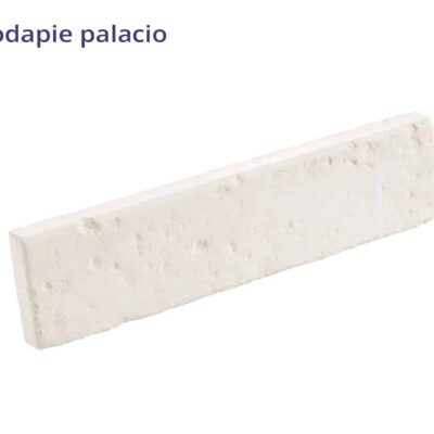 Rodapié rectangular de piedra artificial blanco con textura rústica, acabado mate con tonalidades grises sutiles y superficie irregular característica.