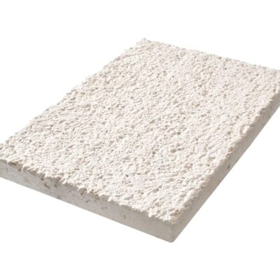 Pieza rectangular de hormigón con textura rugosa y acabado mate en tonos blancos y beige. Superficie con poros y granulometría visible, formato estándar para pavimento exterior.