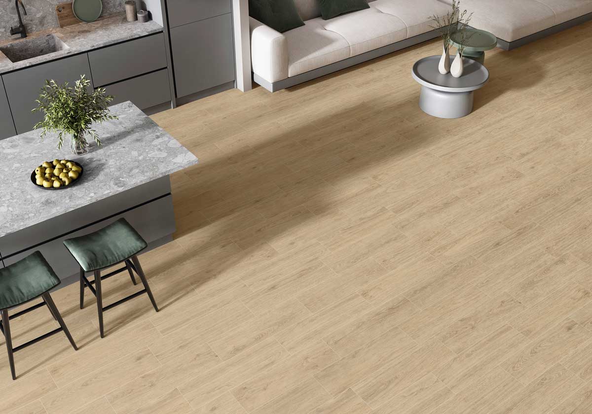 Salón con suelo porcelánico rectificado y junta mínima de 1-2 mm