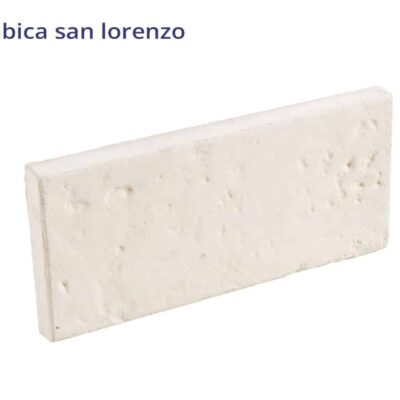 Pieza rectangular de revestimiento blanco con textura ligera y acabado mate. Formato alargado típico de tabica o ladrillo cerámico visto para pared.