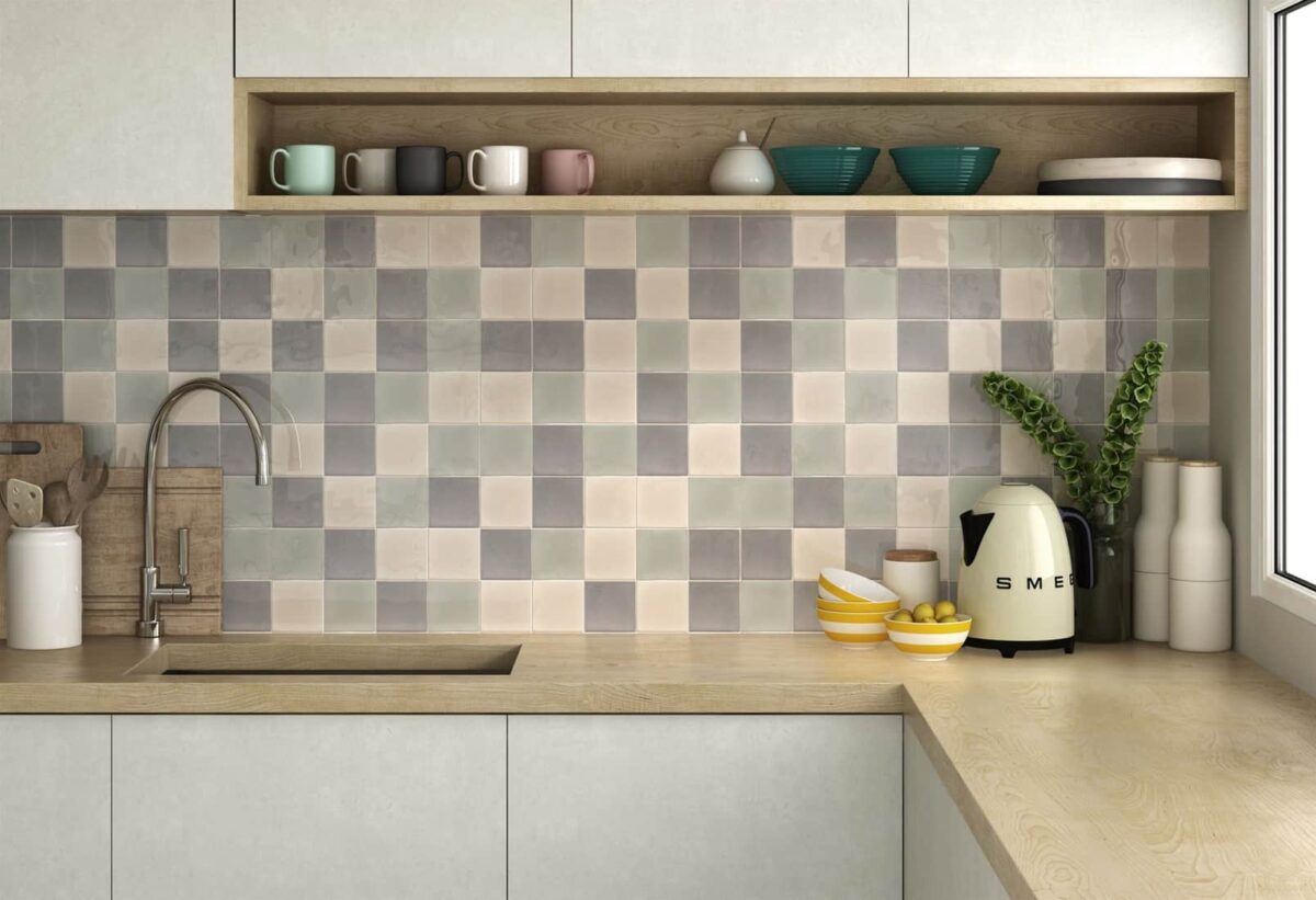 Cocina con salpicadero de azulejos decorativos estilo vintage con patrones geométricos