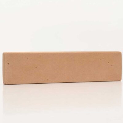 Pieza rectangular de zócalo de barro en tonalidad beige-marrón con textura rústica y acabado mate. Formato alargado con bordes redondeados, ideal como suelo cerámico de transición.