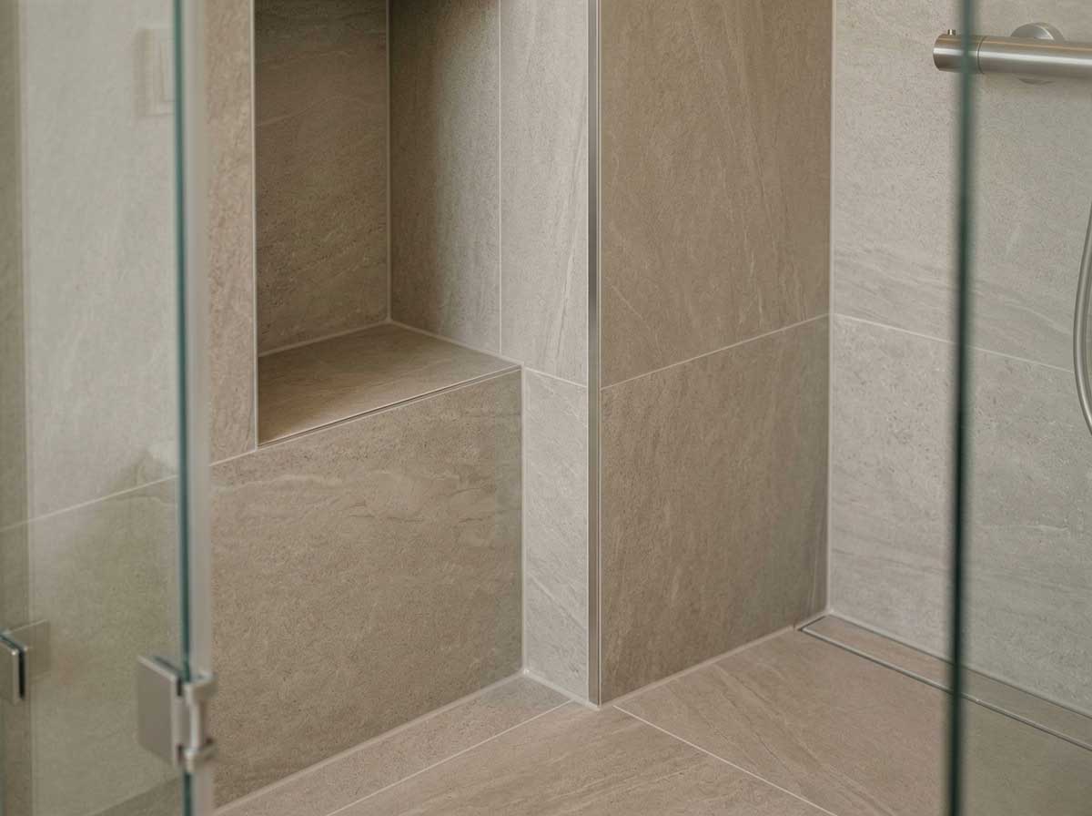 Detalle de juntas limpias y remates precisos en baño con porcelánico